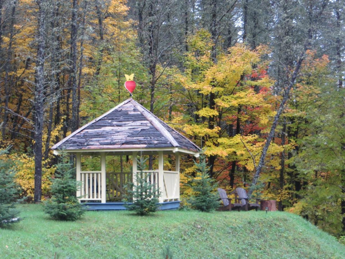 Bed and Breakfast La Maison Sous Les Arbres Saint Roch de Mekinac Exterior foto